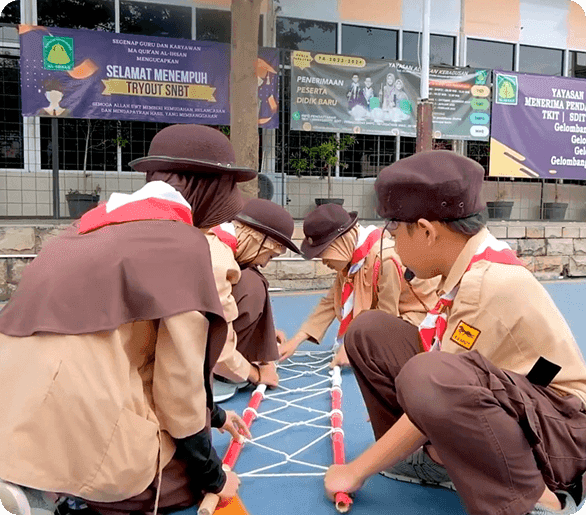 Siswa pramuka SMPQ berlatih kerja sama tim di lapangan