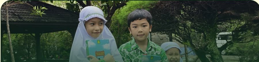 Siswa SDIT Al Ihsan berkumpul di area sekolah