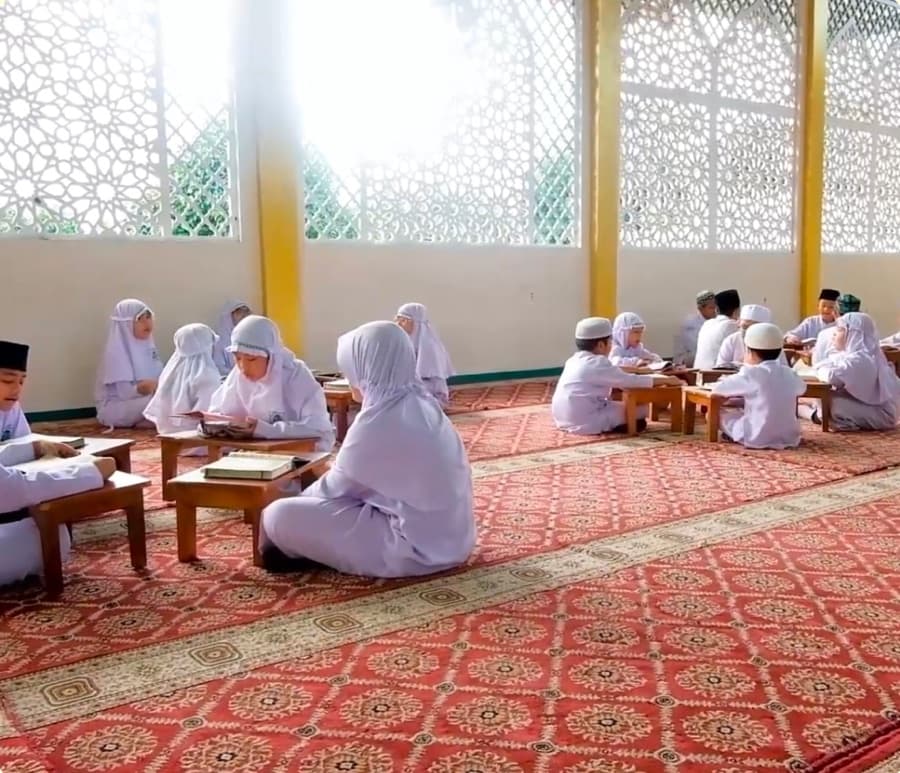 Kegiatan mengaji di masjid