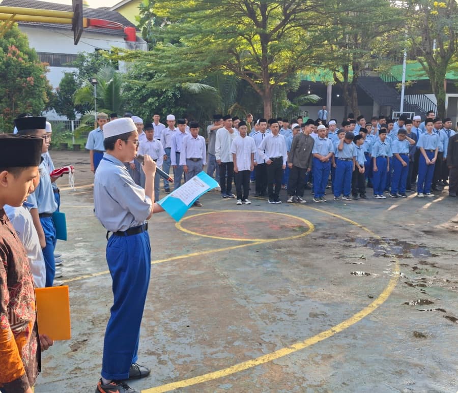 Upacara di lapangan sekolah