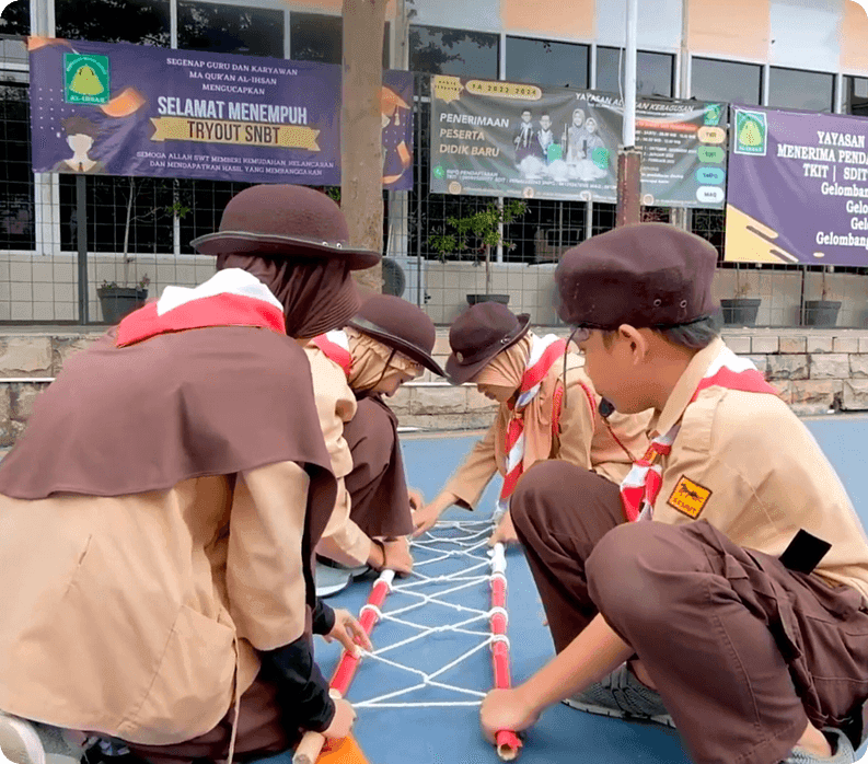 Siswa pramuka SMPQ berlatih kerja sama tim di lapangan
