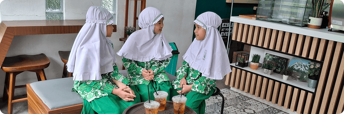 Siswi SDIT bercengkerama sambil menikmati waktu istirahat